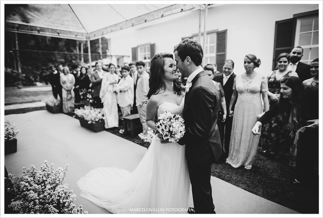 Fotografia de Casamento no campo Petrópolis - beijo dos noivos
