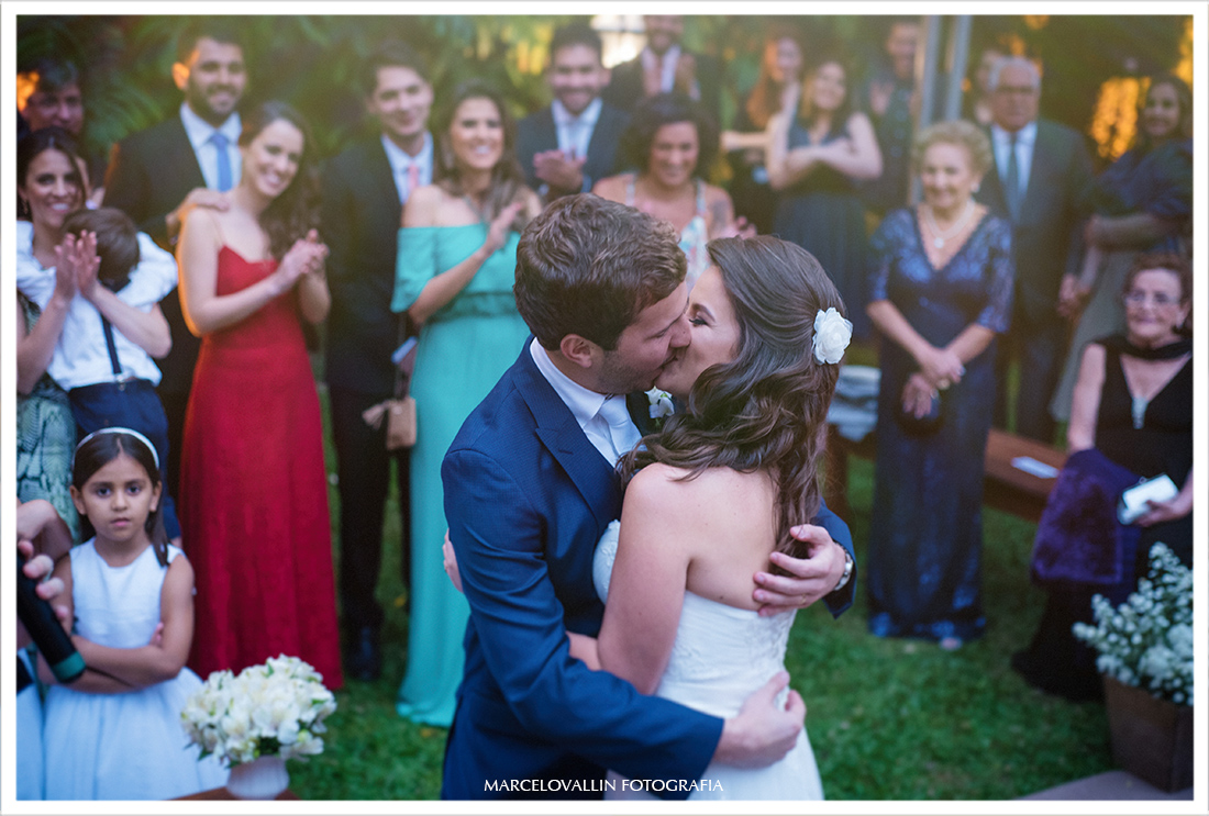 Foto de Casamento Petrópolis - Beijo dos noivos Pousada Vila Brasil