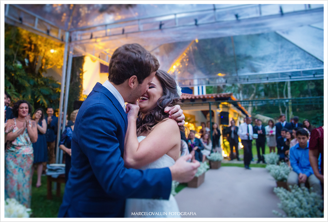 Foto de Casamento Petrópolis - Beijo dos noivos Pousada Vila Brasil