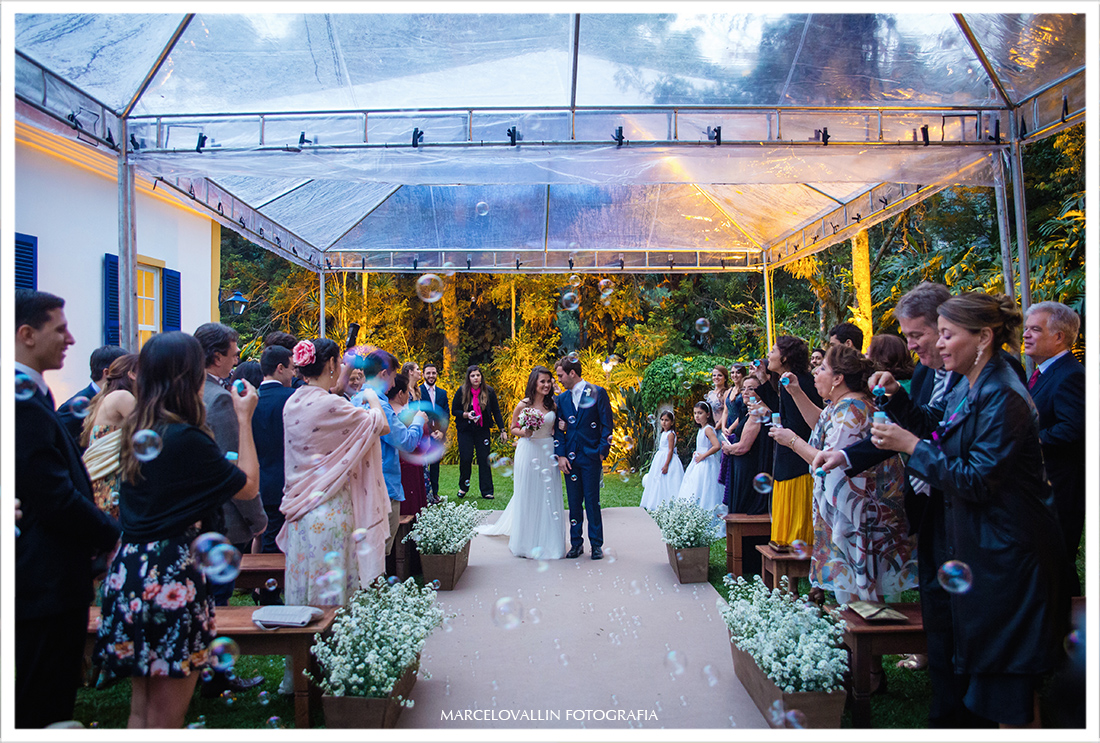 Fotografia Casamento em Petrópolis - saída dos noivos Pousada Vila Brasil
