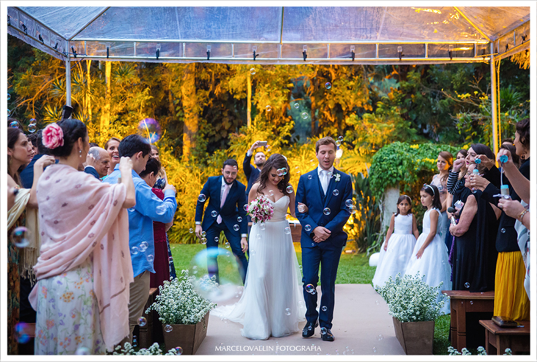 Fotografia Casamento em Petrópolis - saída dos noivos Pousada Vila Brasil