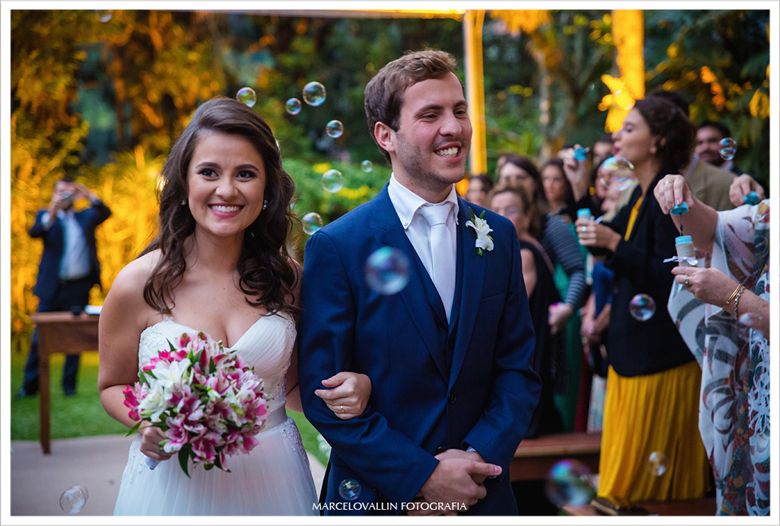 Fotografia Casamento em Petrópolis - saída dos noivos Pousada Vila Brasil
