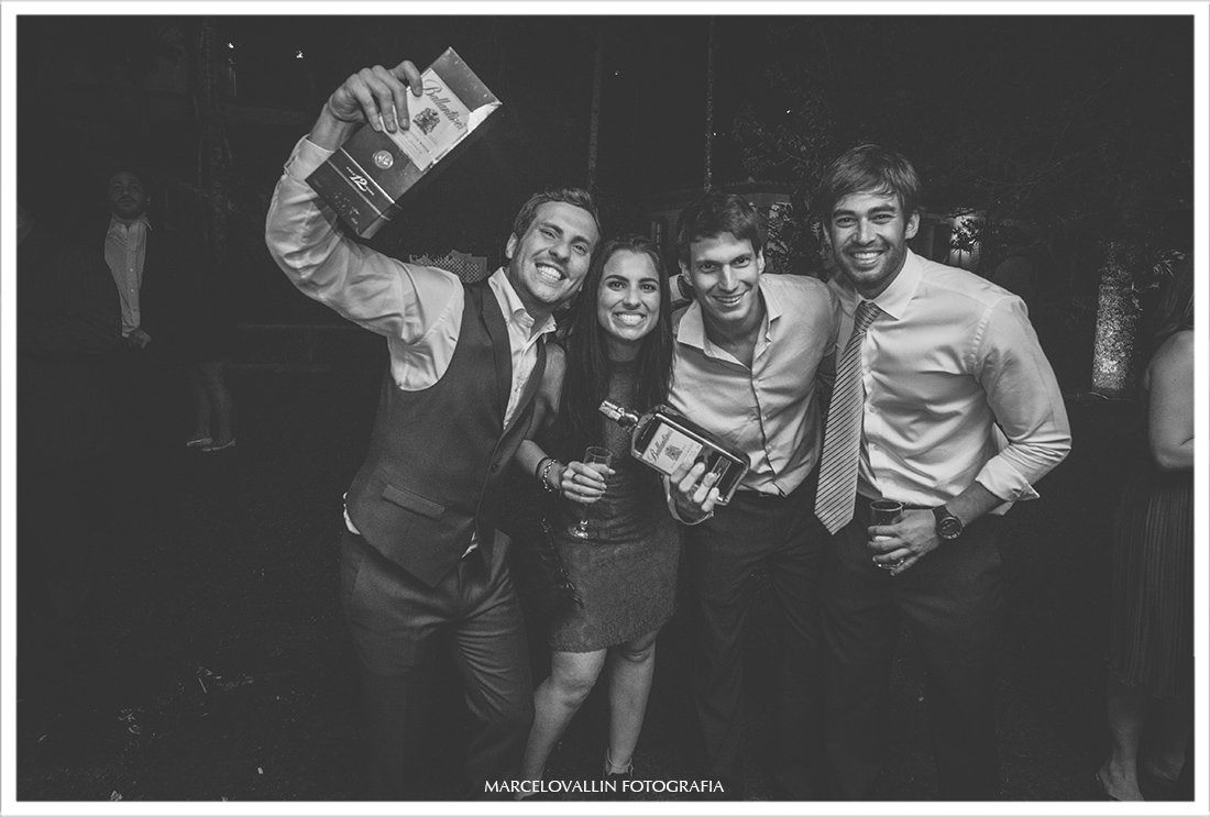 foto do noivo com padrinhos