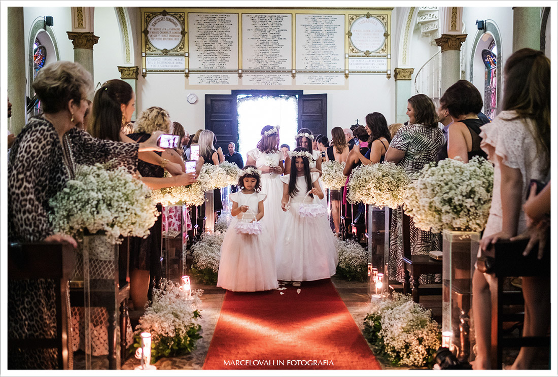 Foto das daminhas entrando na igreja - Casamento Capela Real RJ