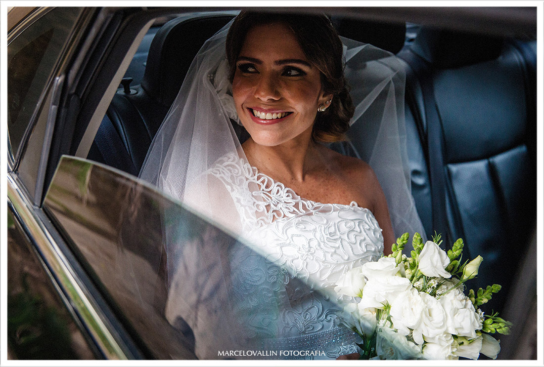 Fotografia da Noiva dentro do carro - Casamento Capela Real RJ