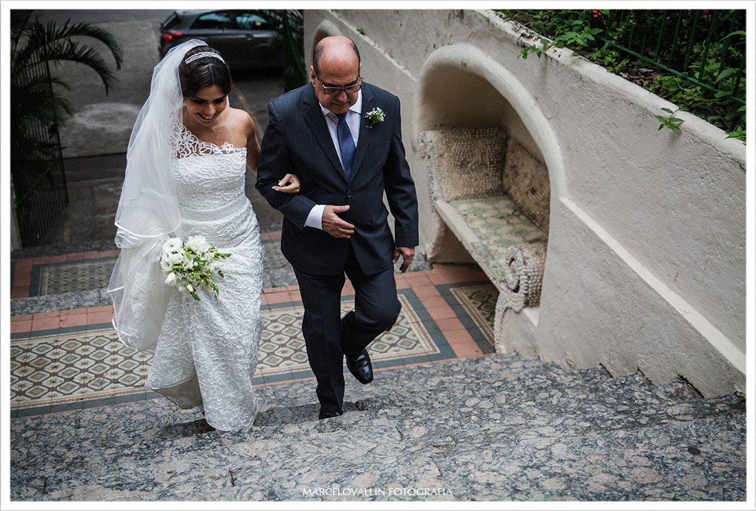 Foto da noiva entrando na igreja Capela Real RJ