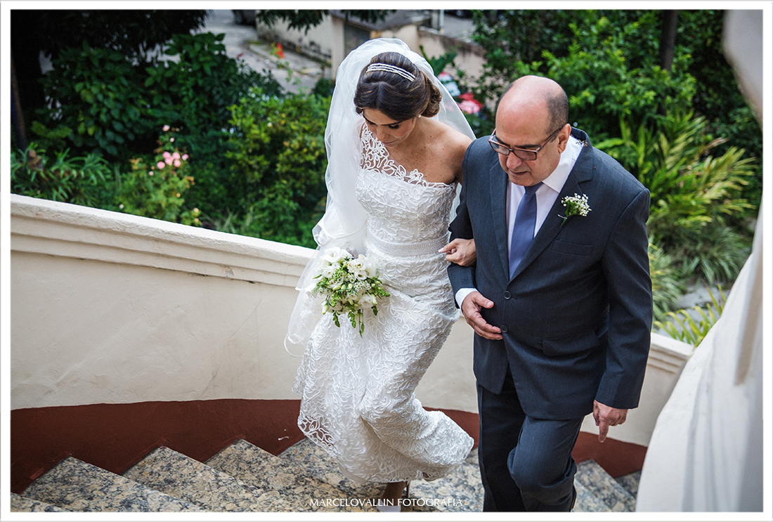 Fotografia da noiva andando com o pai