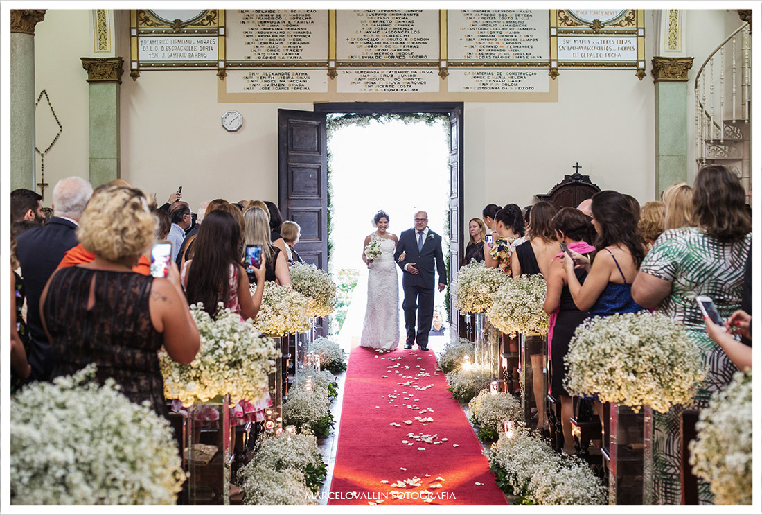 Fotografia de casamento noiva entrando na igreja