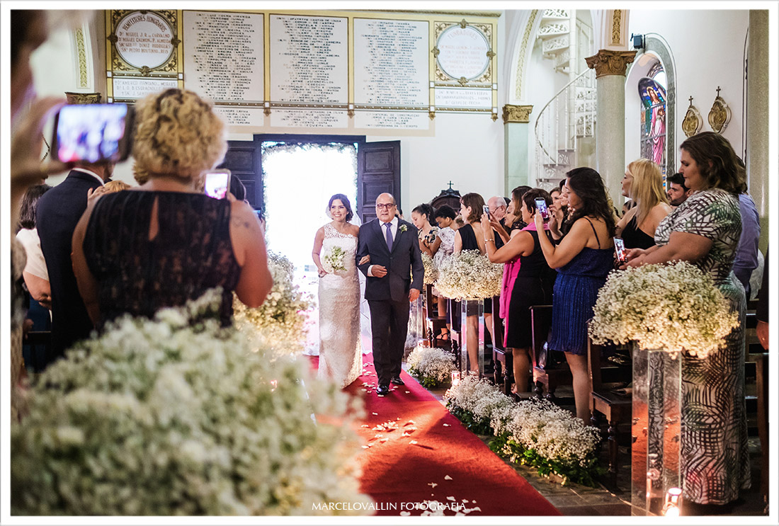 Fotografia de casamento rj noiva entrando na igreja