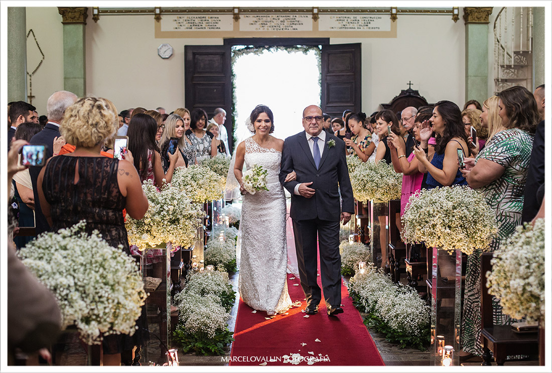 Foto de casamento noiva entrando na igreja