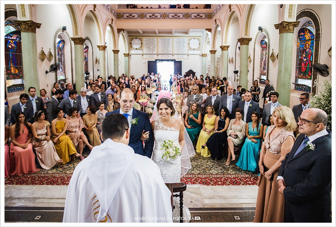 Foto dos noivos no altar da igreja