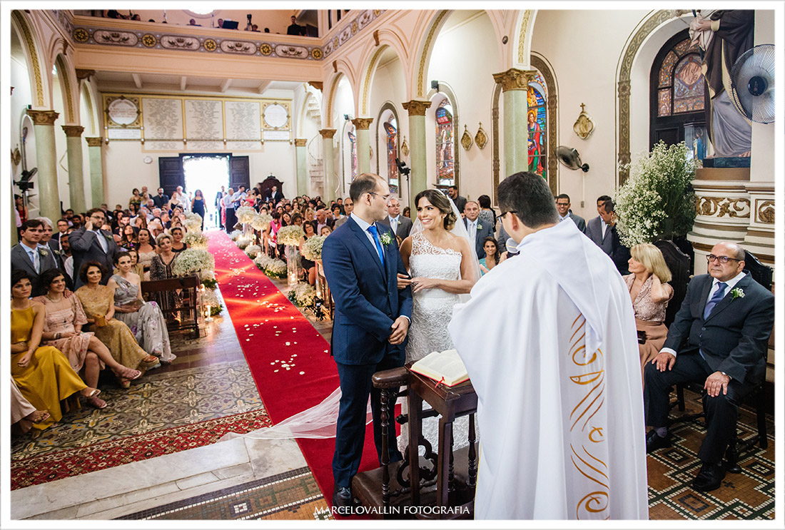 Fotos dos noivos sorrindo no altar da igreja