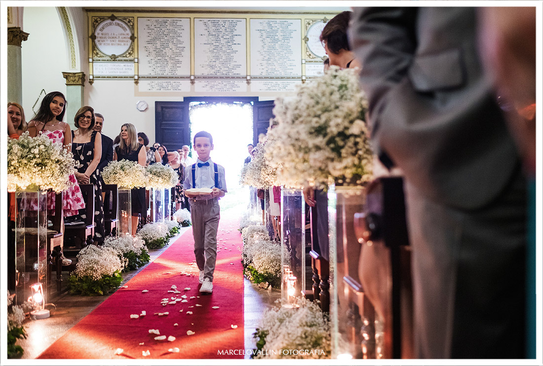Foto de pagem trazendo alianças, casamento rj