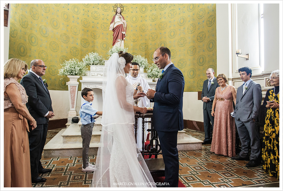 Fotografia de Casamento, noivos colocando alianças - Capela Real RJ | Roberta e Pedro