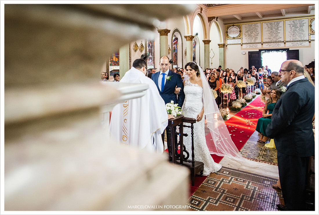 Foto dos noivos no altar da capela Real RJ