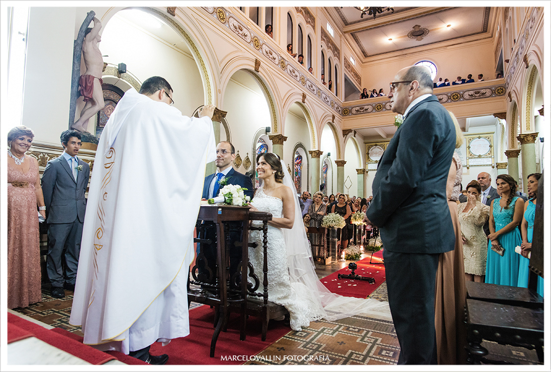 Fotografia dos noivos no altar da capela Real RJ