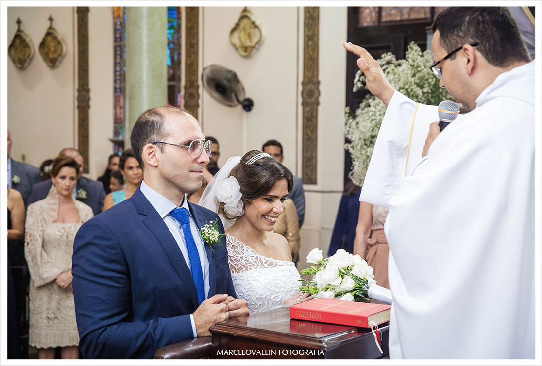 Foto dos noivos de joelhos na cerimonia de casamento