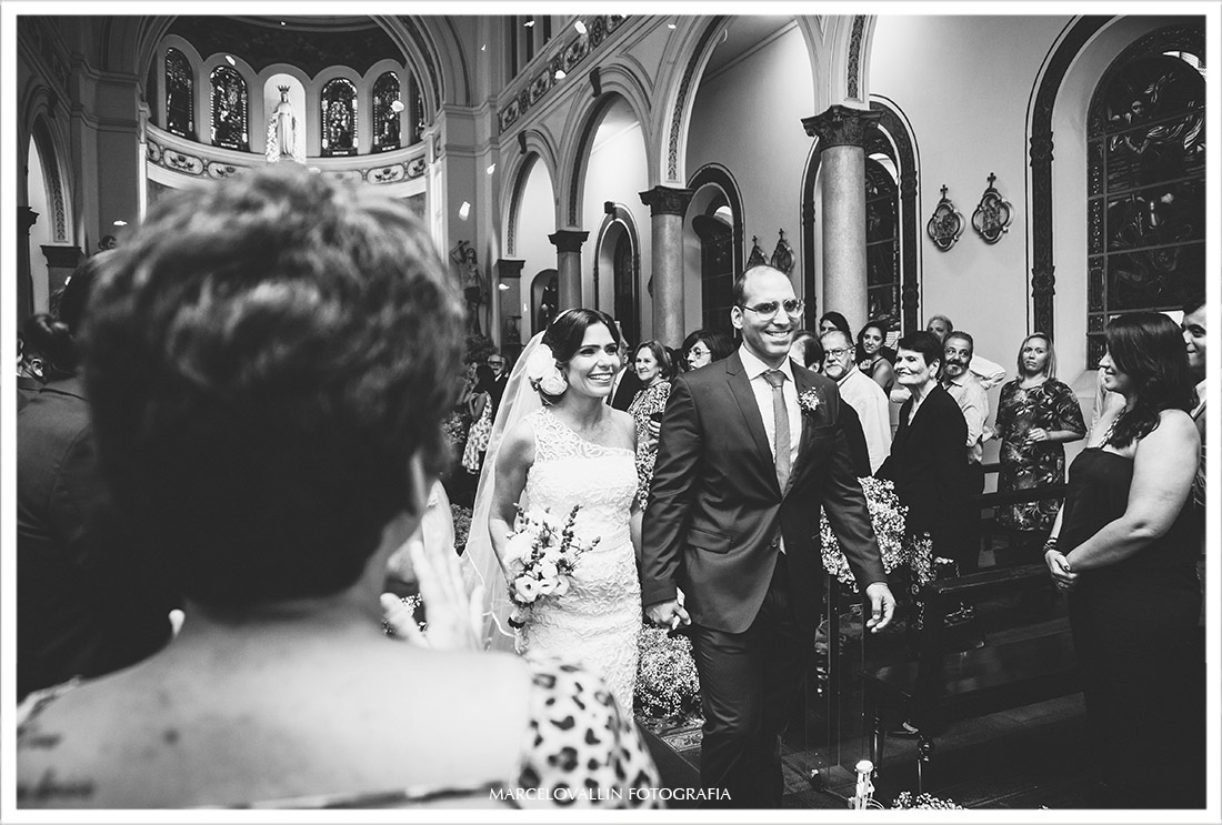 Fotografia da saída dos noivos da Capela Real