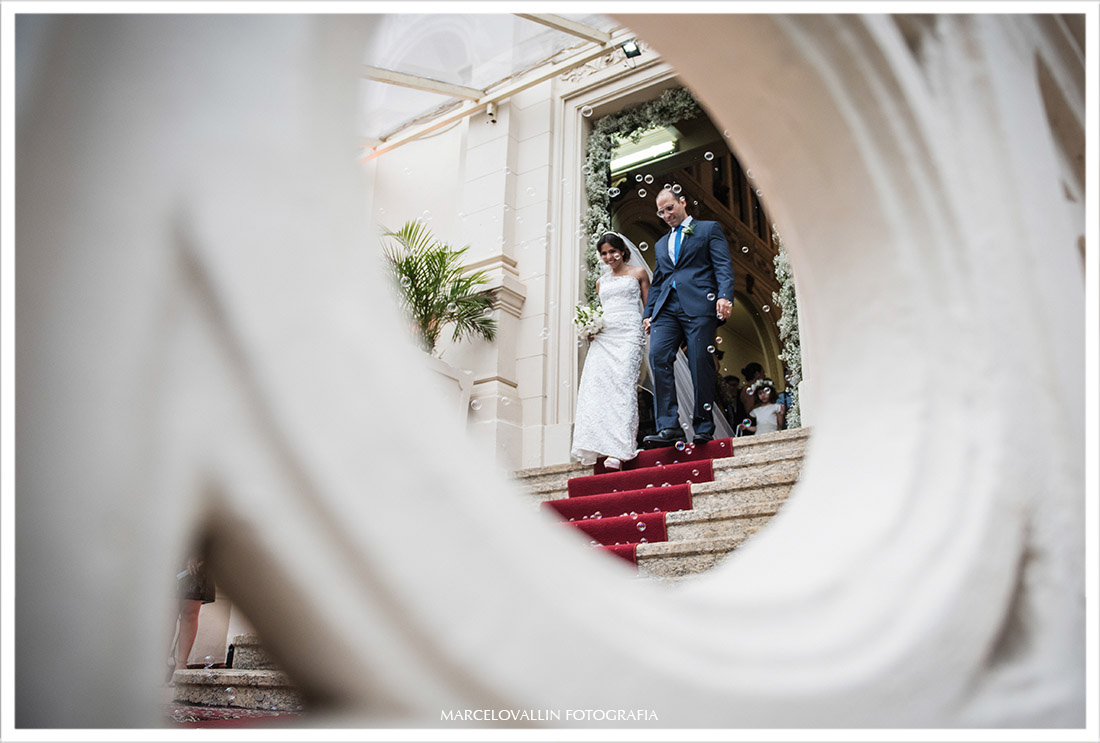 Fotografia da saída dos noivos da Capela Real