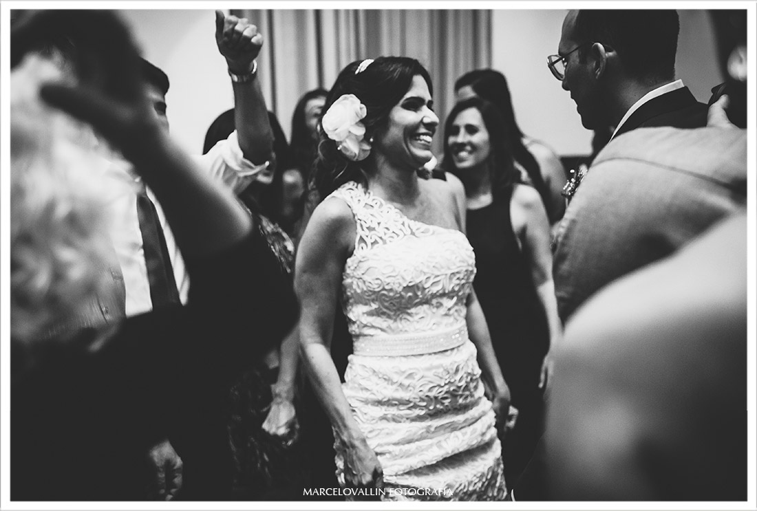 Foto da noiva dançando em festa de casamento RJ