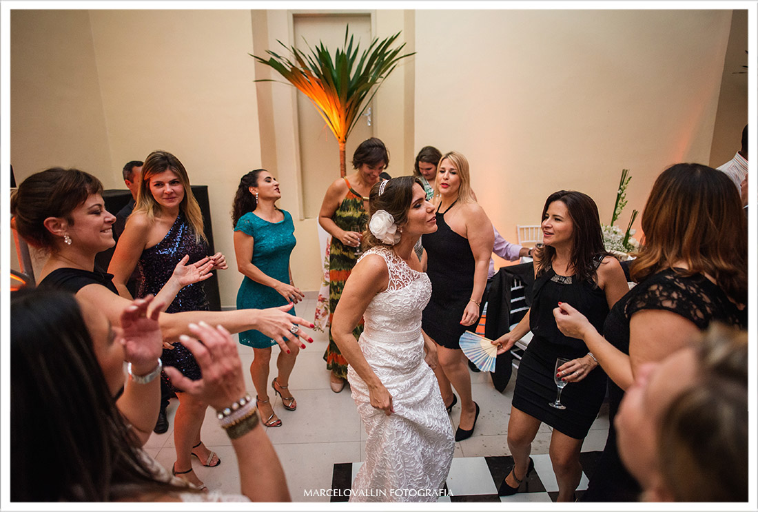 Foto da Noiva dançando com amigas na festa de casamento