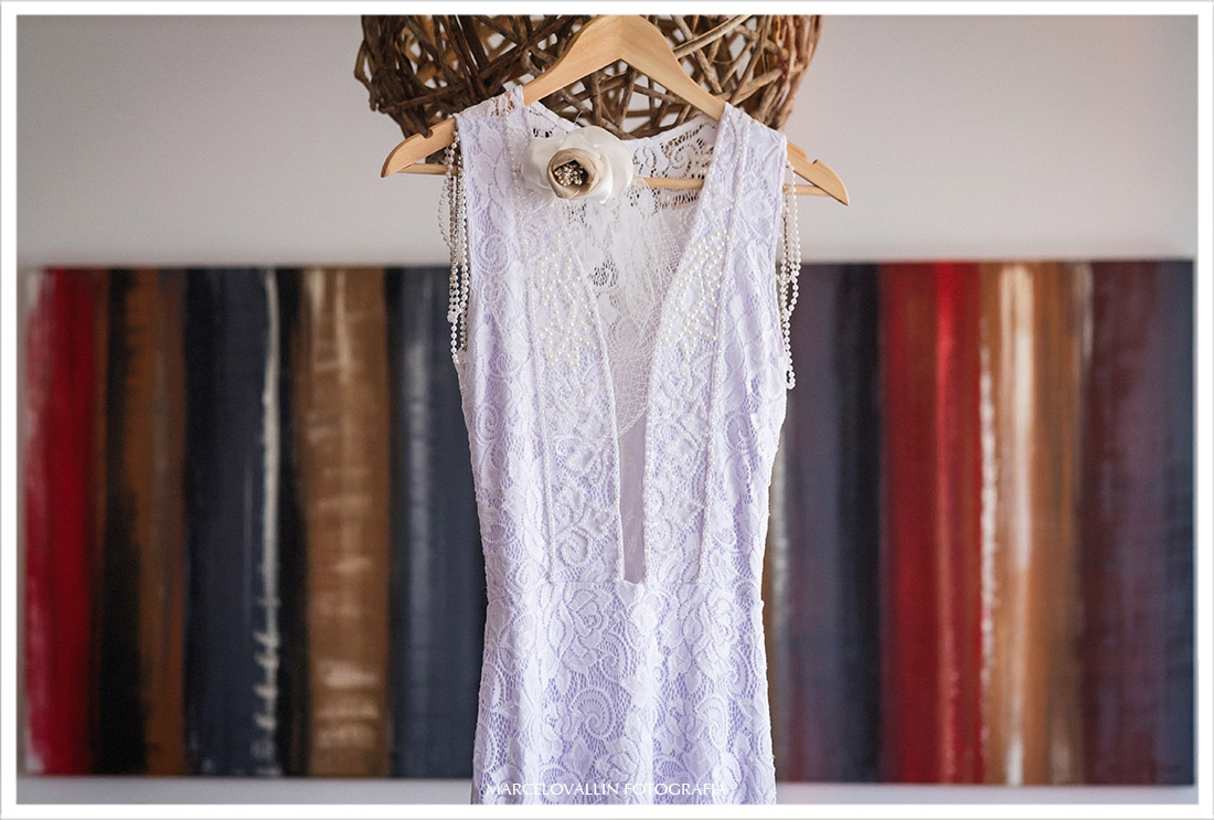 Fotografia de Mini Wedding - Vestido de Noiva pendurado
