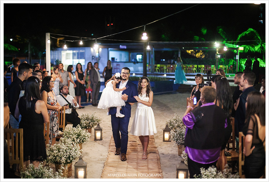 Foto do noivo entrando na cerimonia Mini wedding