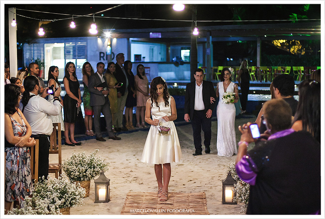 Fotografia da Dama e Noiva entrando na cerimonia de Casamento