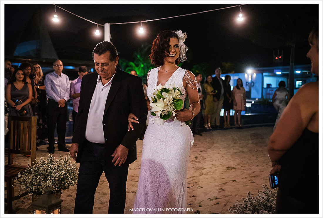 Foto da noiva entrando na cerimonia com o pai - Mini wedding rj