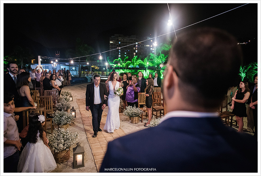Foto da Noiva caminhando na cerimonia de casamento