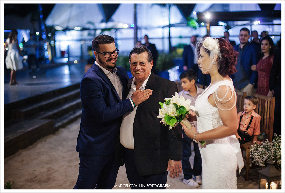 Foto do Noivo comprimentando o pai da noiva