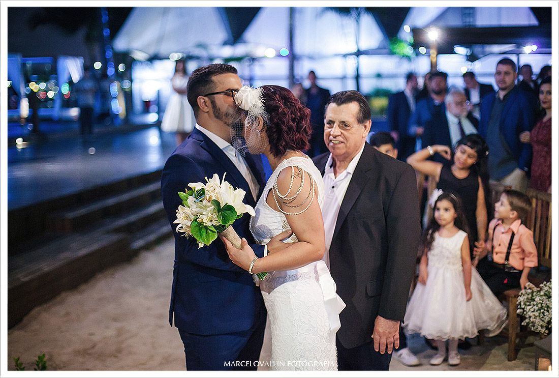 Foto do Noivo recebendo a noiva das mãos do Pai
