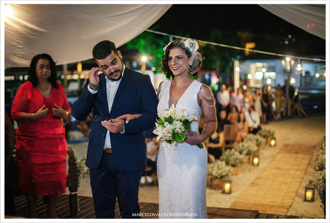 Foto do noivo chorando na cerimonia de Mini wedding