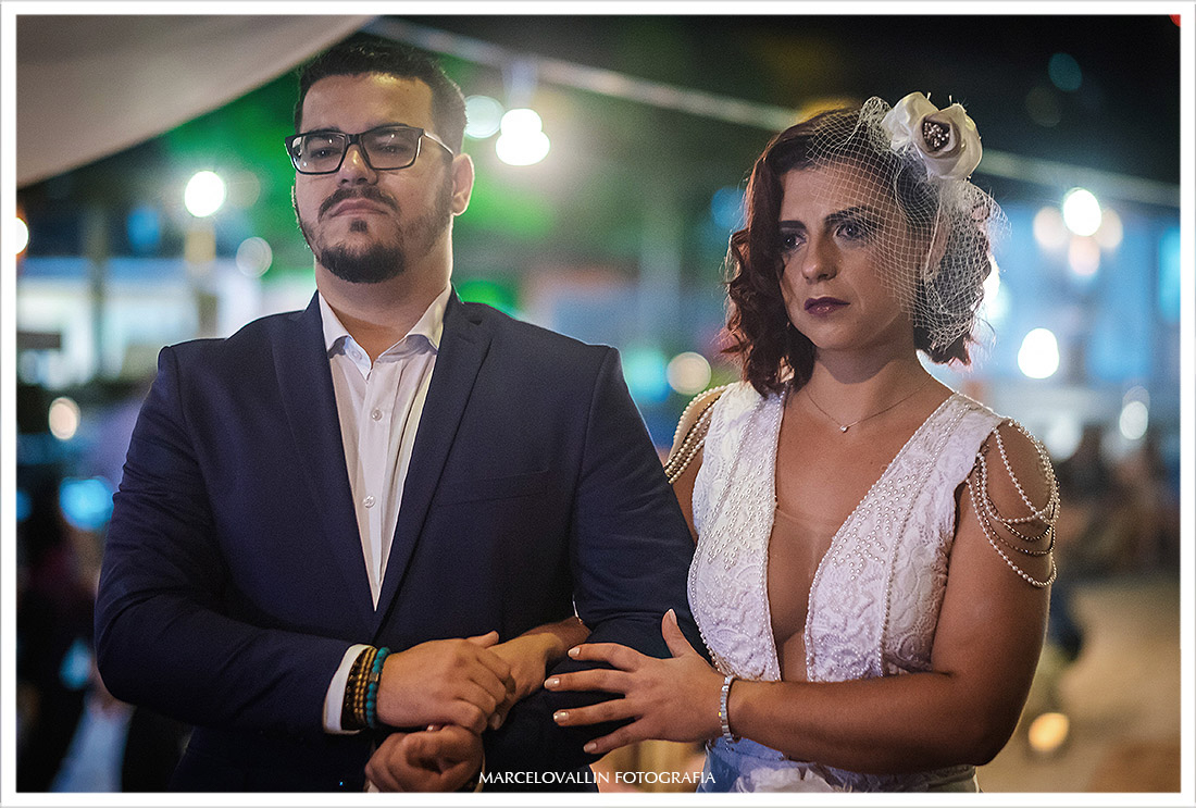 Fotografia dos noivos na cerimonia de Mini wedding