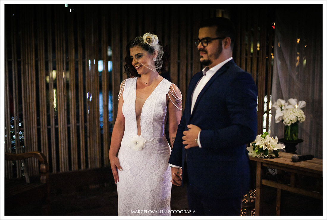Fotografia dos noivos aguardando as alianças