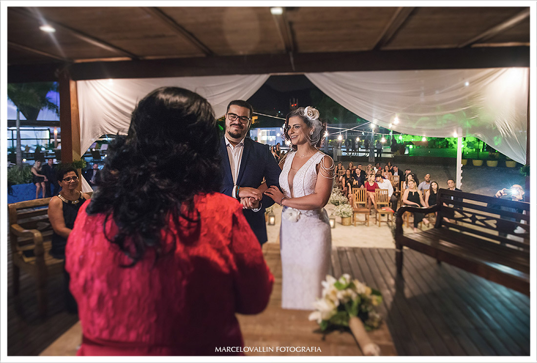 Fotografia ds noivos e celebrante na cerimonia de casamento na barra da tijuca