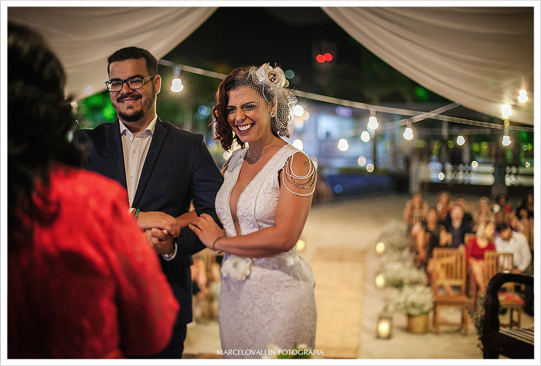 Foto da noiva sorrindo na cerimonia de casamento rj