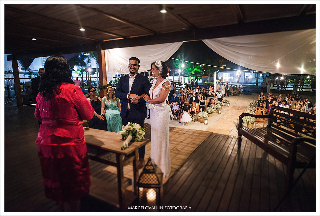 Foto da noiva sorrindo na cerimonia de casamento rj