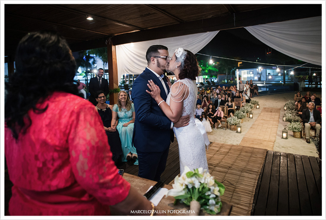 Foto do beijo dos noivos na cerimonia de Mini Wedding