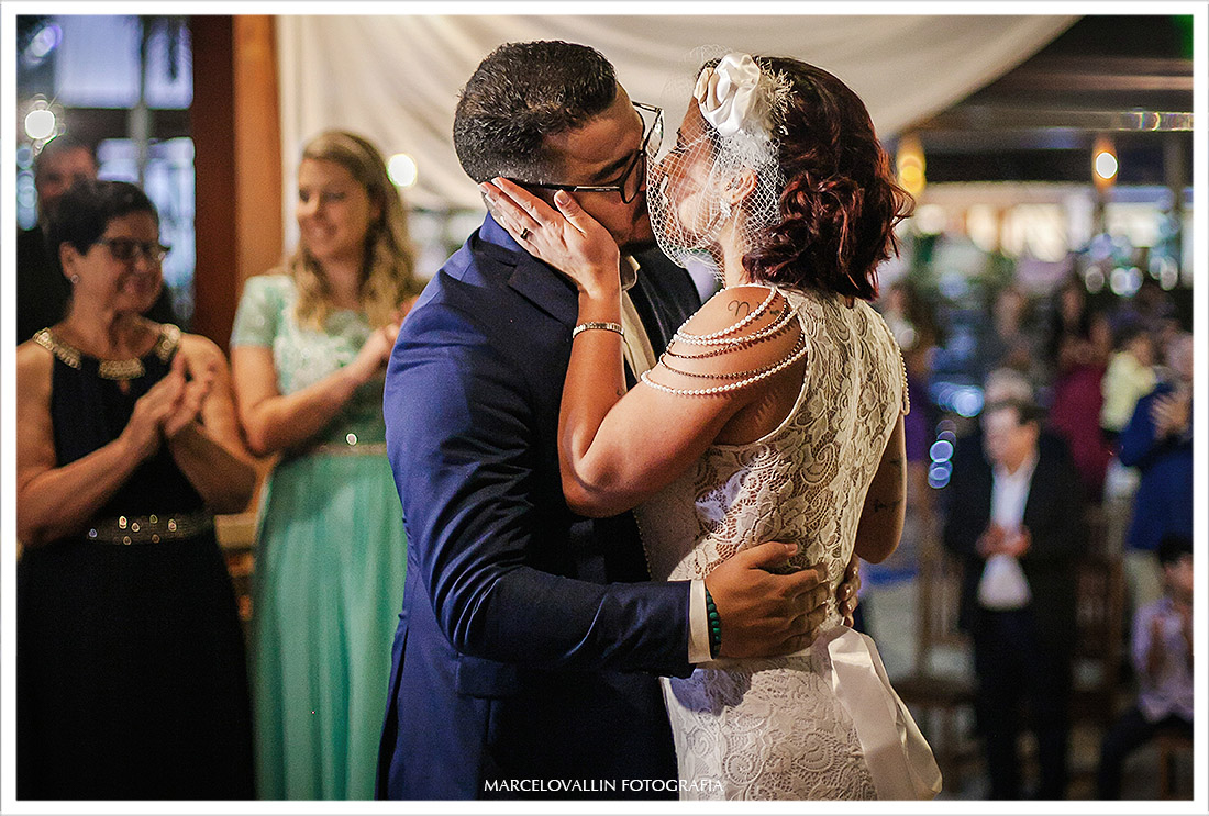 Foto do beijo dos noivos na cerimonia de Mini Wedding rj