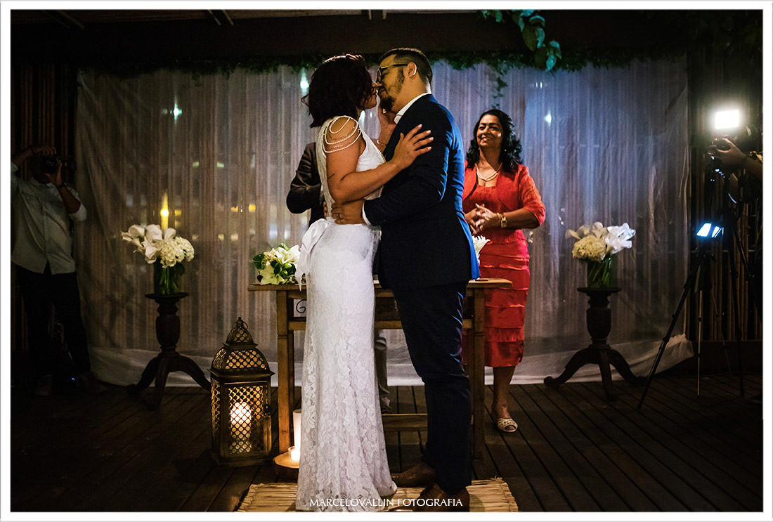 Fotografia do beijo dos noivos na cerimonia de Mini Wedding rj
