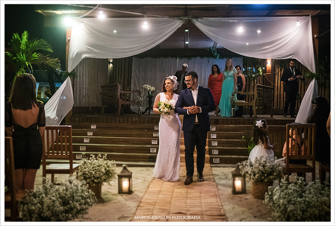 Foto da saída dos noivos na cerimonia de Mini Wedding