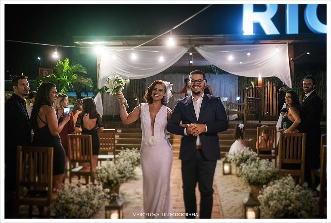 Foto da saída dos noivos na cerimonia de Mini Wedding