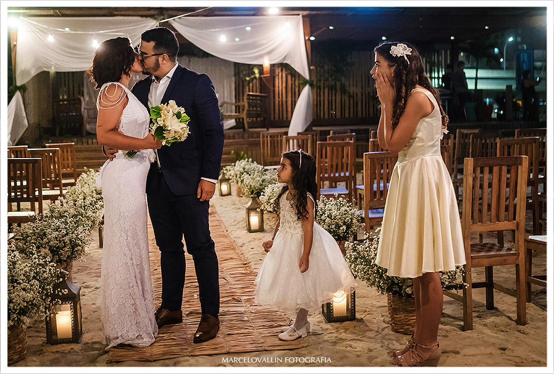 Foto dos noivos pós cerimonia de Mini Wedding