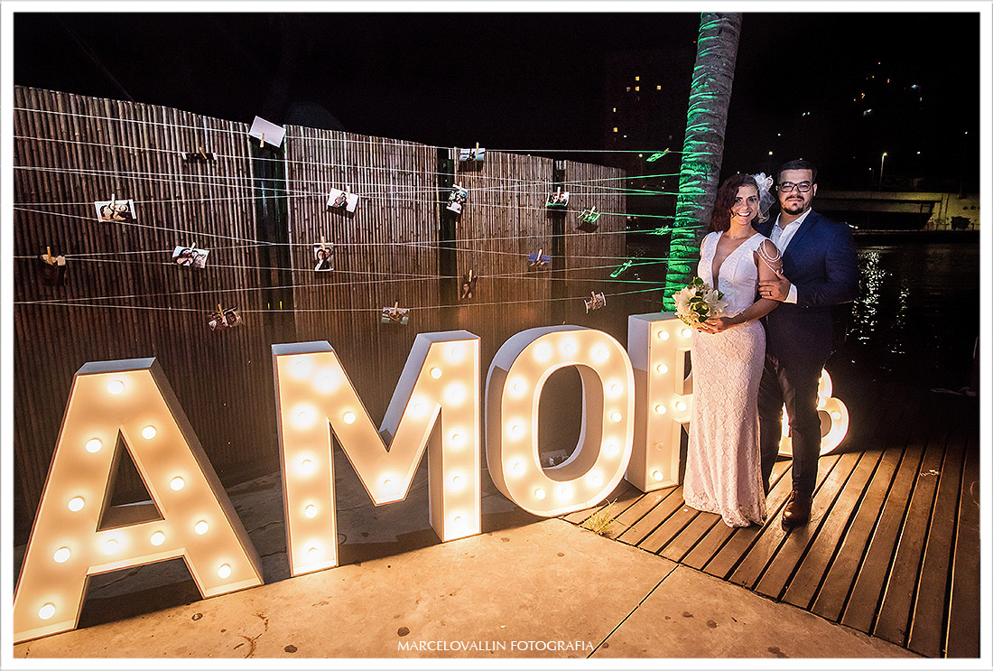 Foto noivos no painel Love