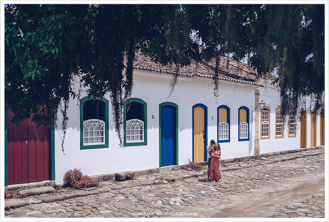 Ensaio Pré Wedding Paraty - foto de casal nas ruas de Paraty