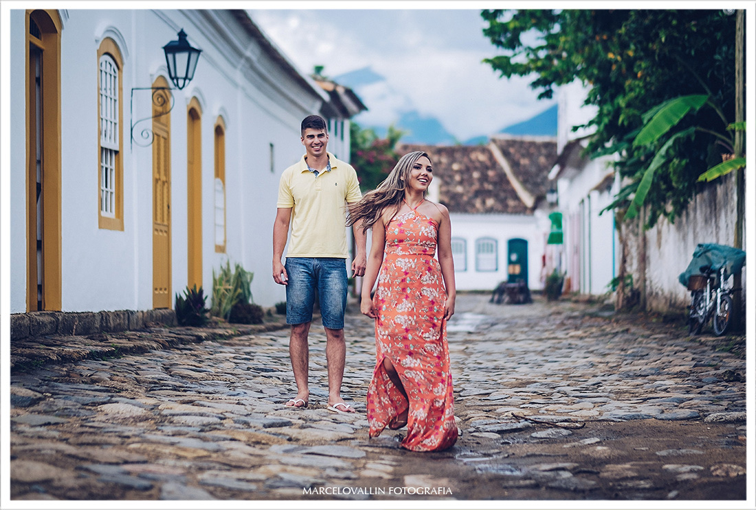 Foto de ensaio casal nas ruas de Paraty