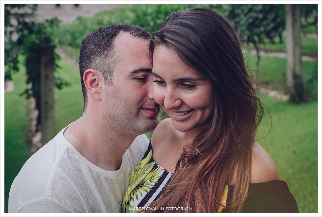 Foto de casal abraçado na serra gaúcha