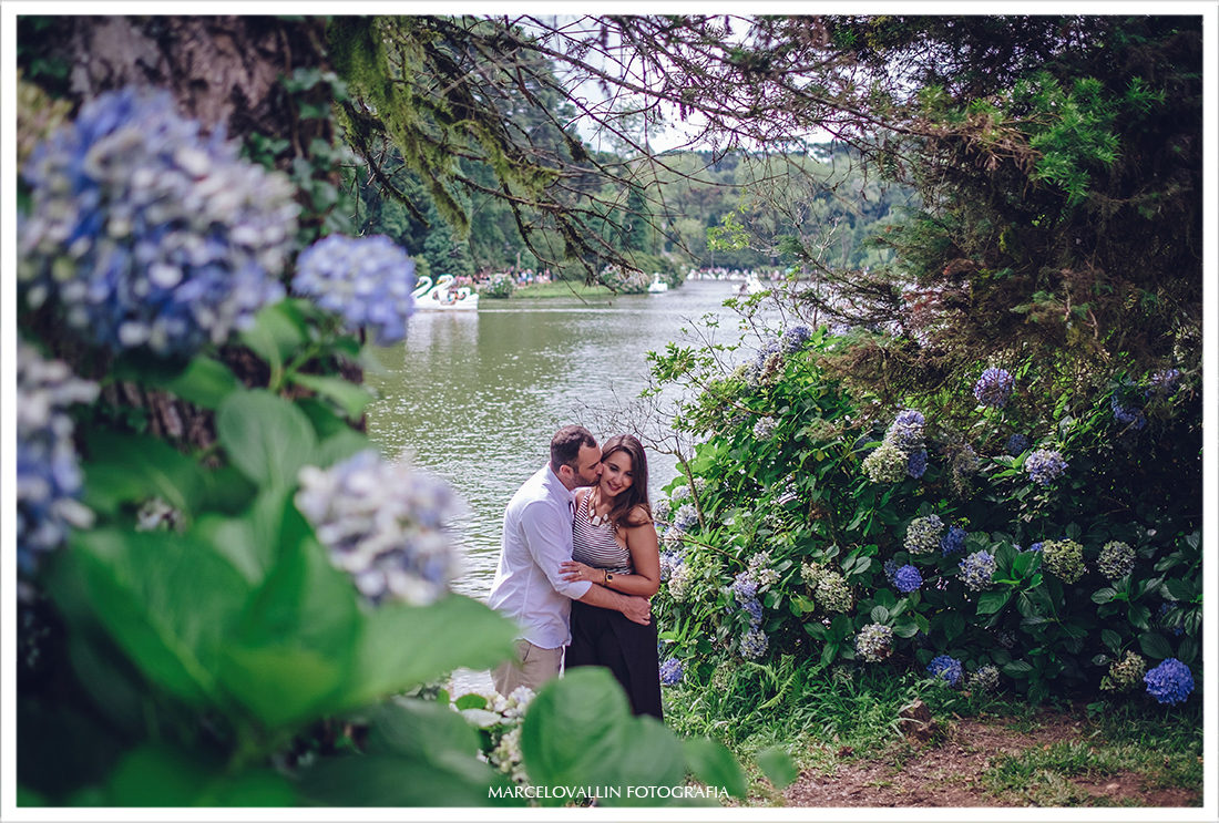 Foto de ensaio pre casamento no Lago Negro em Gramado