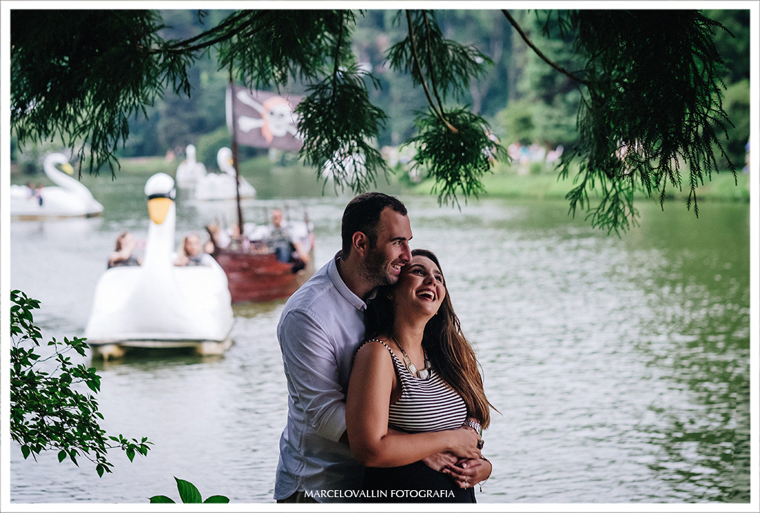 Foto de casal sorrindo no lago negro em Gramado - RS